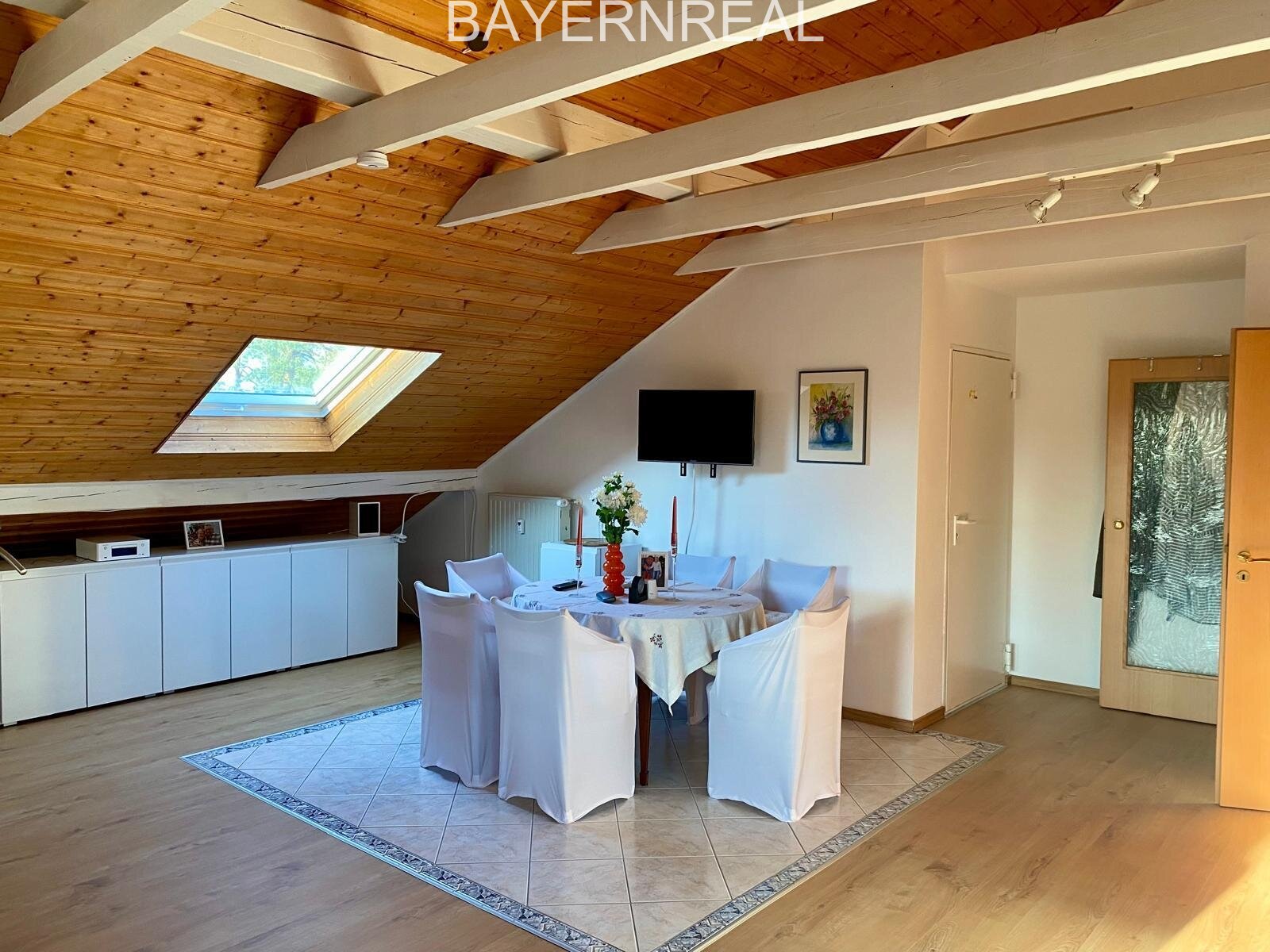 Schöne und großzügige 4 Zimmer Maisonette-Wohnung mit Südbalkon und Dachstudio