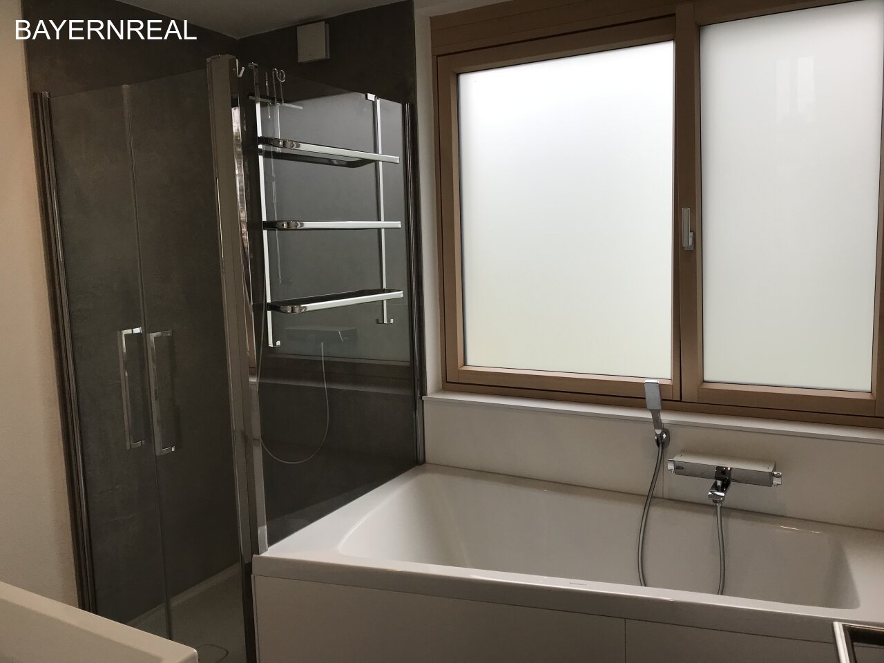 Komplett und hochwertig saniertes sehr schönes Reihenhaus zu vermieten!