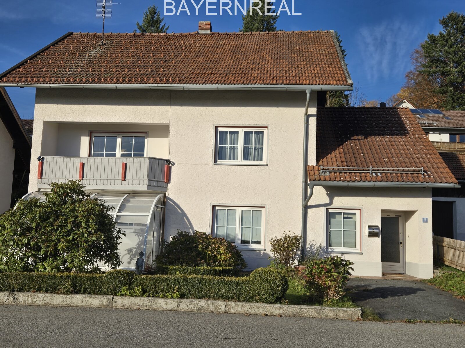 Charmantes Ein-/Zweifamilienhaus mit Potenzial in traumhafter Aussichtslage im Bayerischen Wald 