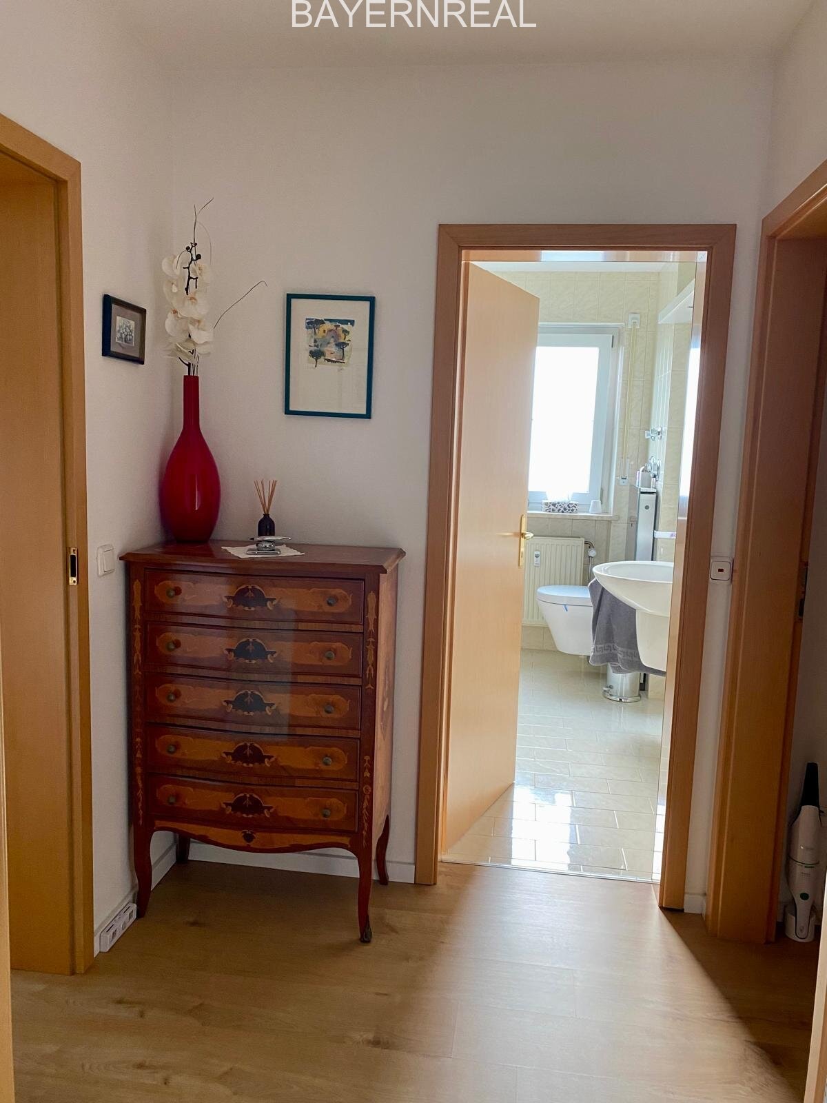 Schöne und großzügige 4 Zimmer Maisonette-Wohnung mit Südbalkon und Dachstudio