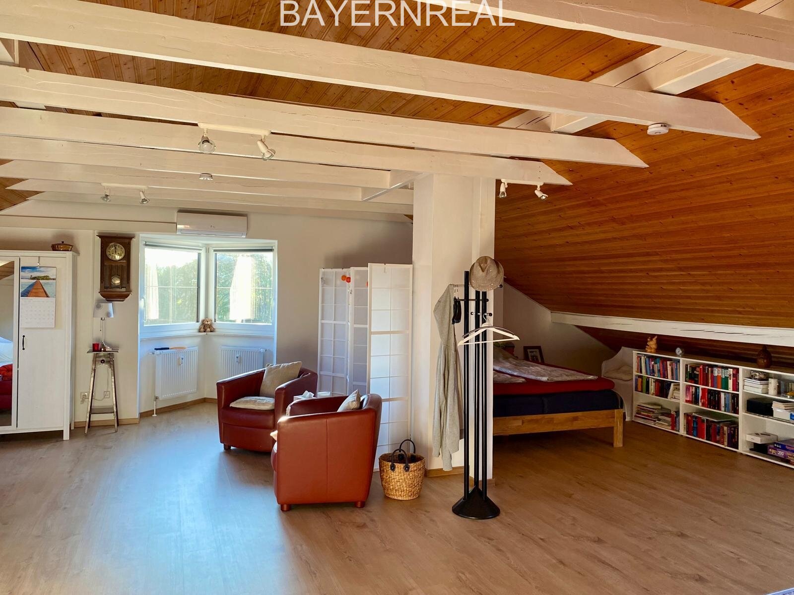 Schöne und großzügige 4 Zimmer Maisonette-Wohnung mit Südbalkon und Dachstudio