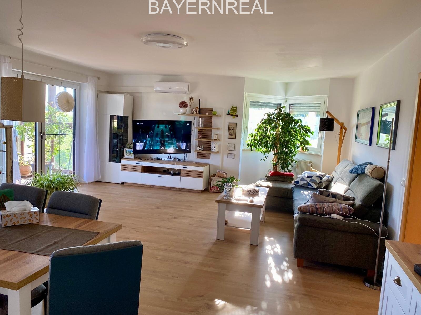 Schöne und großzügige 4 Zimmer Maisonette-Wohnung mit Südbalkon und Dachstudio